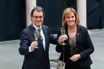 Artur Mas y Nùria Gispert brindan a las puertas del palau de la Generalitat.