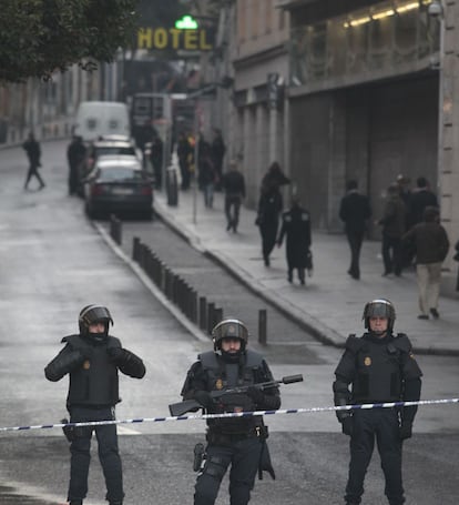 La policía ha mantenido la vigilancia y el perímetro de seguridad dos horas más tarde, a la espera de que llegara el propietario del inmueble y unos albañiles a tapiar las entradas del hotel.