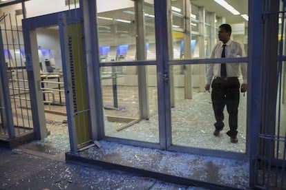 Ag&ecirc;ncia banc&aacute;ria depredada durante manifesta&ccedil;&atilde;o