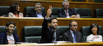 Borja Sémper levanta la mano para protestar en presencia de Alonso.