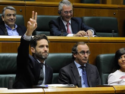 Borja S&eacute;mper levanta la mano para protestar en presencia de Alonso.