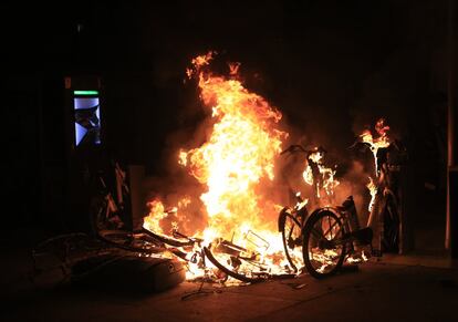 Un conjunto de bicis pertenecientes a BiciMad arde durante los disturbios.