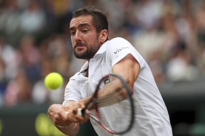 Marin Cilic lanza la bola durante la final de Wimbledon.