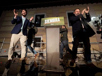 Juan García-Gallardo y Santiago Abascal, celebran los resultados electorales autonómicos, el domingo en Valladolid.