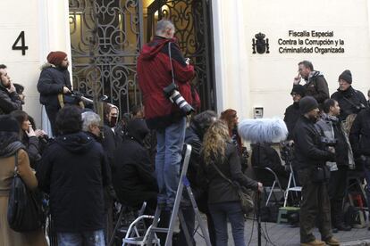 La declaración del extesorero del PP Luis Bárcenas ha despertado gran expectación a las puertas de la Fiscalía Anticorrupción. Decenas de periodistas han informado en directo desde primera hora de la mañana a las puertas del edificio.