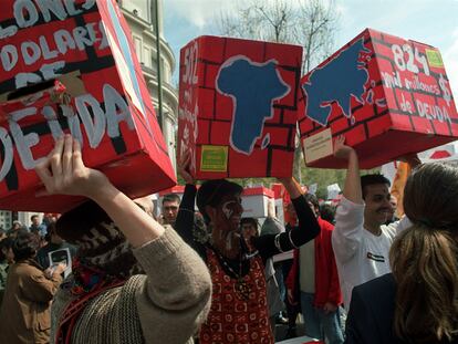 Manifestación para pedir la condonación de la deuda externa a países en desarrollo, en Madrid, en 2000, organizada por la Plataforma 0,7%.