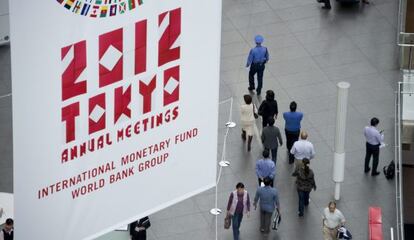 Un cartel anuncia la asamblea del FMI en Tokio (Jap&oacute;n)