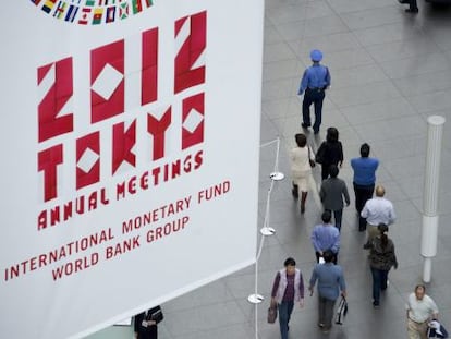 Un cartel anuncia la asamblea del FMI en Tokio (Jap&oacute;n)