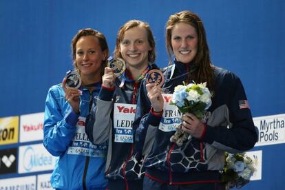 Ledecky posa con el oro junto a Pellegrini y Franklin.