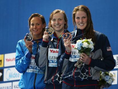 Ledecky posa con el oro junto a Pellegrini y Franklin.