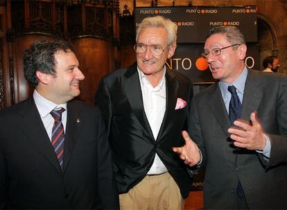 Jordi Hereu y Alberto Ruiz-Gallardón con el periodista Luis del Olmo, ayer en el Ayuntamiento de Barcelona.