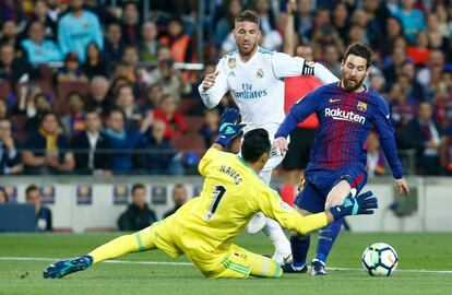 Messi intenta esquivar Keylor Navas.