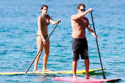 La top Cindy Crawford y su marido Rande Gerber practicando paddle board en la isla de Maui, Hawaii, durante su escapada de Acción de Gracias el noviembre pasado.