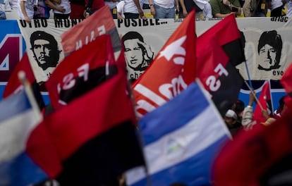 Pancarta con las caras del Ché, Chávez y Morales durante la conmemoración del 40 aniversario de la Revolución Popular Sandinista