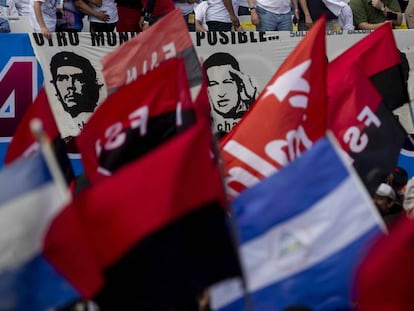 Pancarta con las caras del Ché, Chávez y Morales durante la conmemoración del 40 aniversario de la Revolución Popular Sandinista