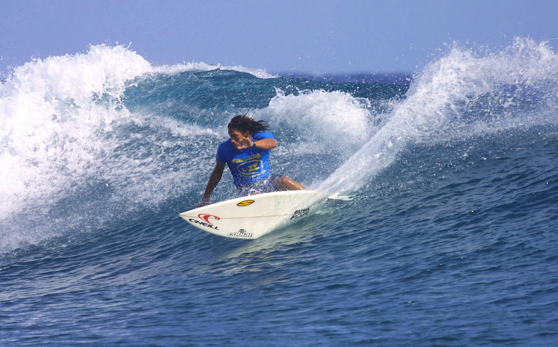 El hawaiano Tamayo Perry, en la competición Billabong Pro celebrada en mayo de 2003 en Teahupoo, Tahití, en la Polinesia Francesa. 