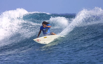 Tamayo Perry at the Billabong Pro competition held in May 2003 in Teahupoo, Tahiti, French Polynesia.