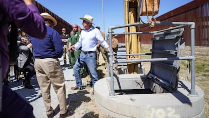 Embajador de Estados Unidos en México, Ken Salazar (d), señala un "narcotúnel"