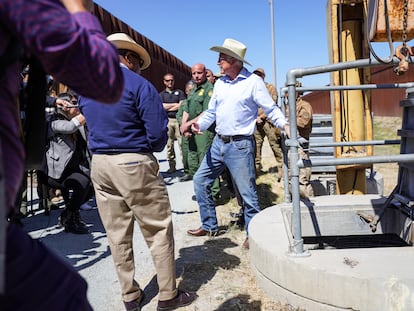 El embajador de Estados Unidos en México, Ken Salazar, señala un "narcotúnel" durante una visita a la frontera de California con México, el 12 de mayo de 2022.