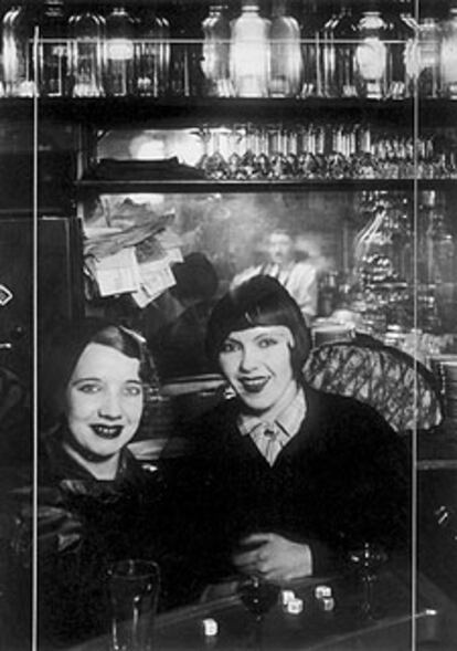 &#39;Prostitutas en un bar, bulevar Rochechouart&#39; (1932), del fotógrafo húngaro Brassaï.