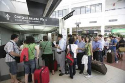 Viajeros de los trenes AVE en la estación de Ciudad Real. EFE/Archivo