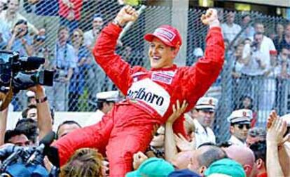 Michael Schumacher celebra su triunfo en Mónaco.