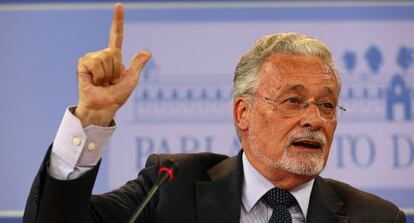Jesús Maeztu durante su comparecencia ante la prensa en el Parlamento.