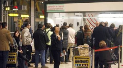 Pasajeros de vuelos cancelados y retrasados reclaman en las ventanillas de Iberia.