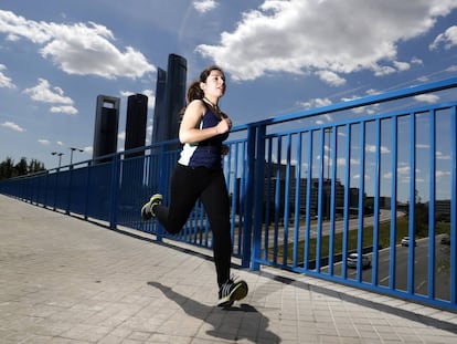 Uma mulher corre no bairro das Cuatro Torres, na zona norte de Madri.