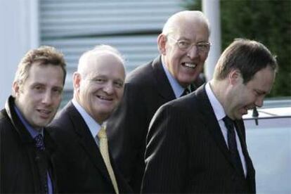 Paisley (segundo por la derecha) y sus colaboradores llegan a la reunión con De Chastelain, ayer en Belfast.