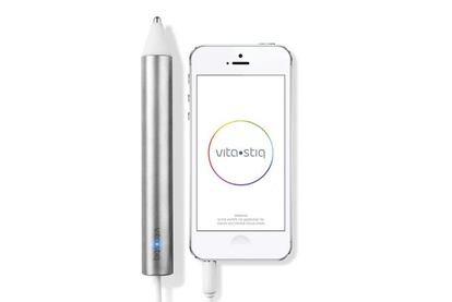 <strong>MIDE VITAMINAS Y MINERALES</strong></br>Viastiq es un dispositivo en forma de lápiz de titanio que comprueba tus niveles de nutrientes (vitaminas y minerales). Tan solo hay que presionar la punta del <em>stick</em> contra la piel y activar el <em>bluetooth</em> del móvil para recibir los resultados en la aplicación móvil de Viastiq. La <em>app </em>almacena las mediciones, evalúa las lecturas y proporciona consejos personalizados. <strong>Precio:</strong> 99 € más gastos de envío. <strong>Web:</strong> <a href="http://www.vitastiq.com" target="_blank">www.vitastiq.com</a>