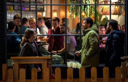 Clientes de un bar de la zona de Ponzano, en Madrid, el pasado viernes.