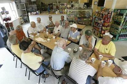 Reunión de ancianos en un centro de acogida en Estados Unidos.