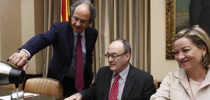 El Gobernador del Banco de España, Luis María Linde (c), acompañado de la presidenta de la Comisión Ana Oramas, comparece en la Comisión del Congreso que investiga la crisis financiera y el rescate bancario.