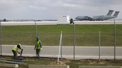 Obras para la nueva torre de control junto a las pistas del aeropuerto de la Base Naval de Rota.