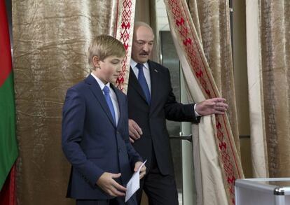 El president Lukaixenko vota aquest diumenge acompanyat del seu fill.
