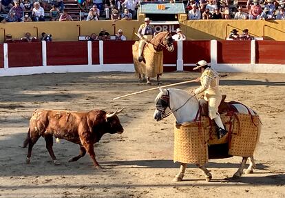 El tercer toro de la tarde, en el tercio de varas.