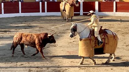 El tercer toro de la tarde, en el tercio de varas.