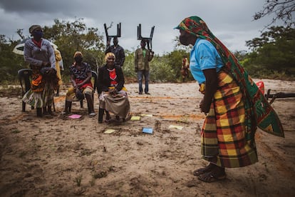 Un momento de la actividad llamada 'Despertar' organizada por la ONG Ongawa con los vecinos de Calanga, Manhiça, en el sur de Mozambique. Sirve para explicar la importancia de tener agua y saneamiento adecuados para prevenir enfermedades de transmisión hídrica. Pincha en la imagen para ver la fotogalería completa.