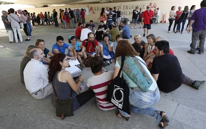 Uno de los grupos de discusión de Podemos en el Jardí del Túria.