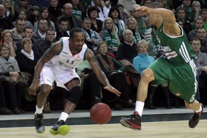 Calloway y Jaaber pelean por la pelota.