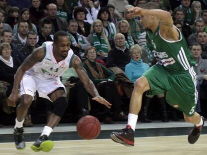 Calloway y Jaaber pelean por la pelota.