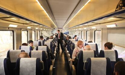 Uno de los trenes que ayer estrenó el nuevo servicio de Rodalies de Tarragona.