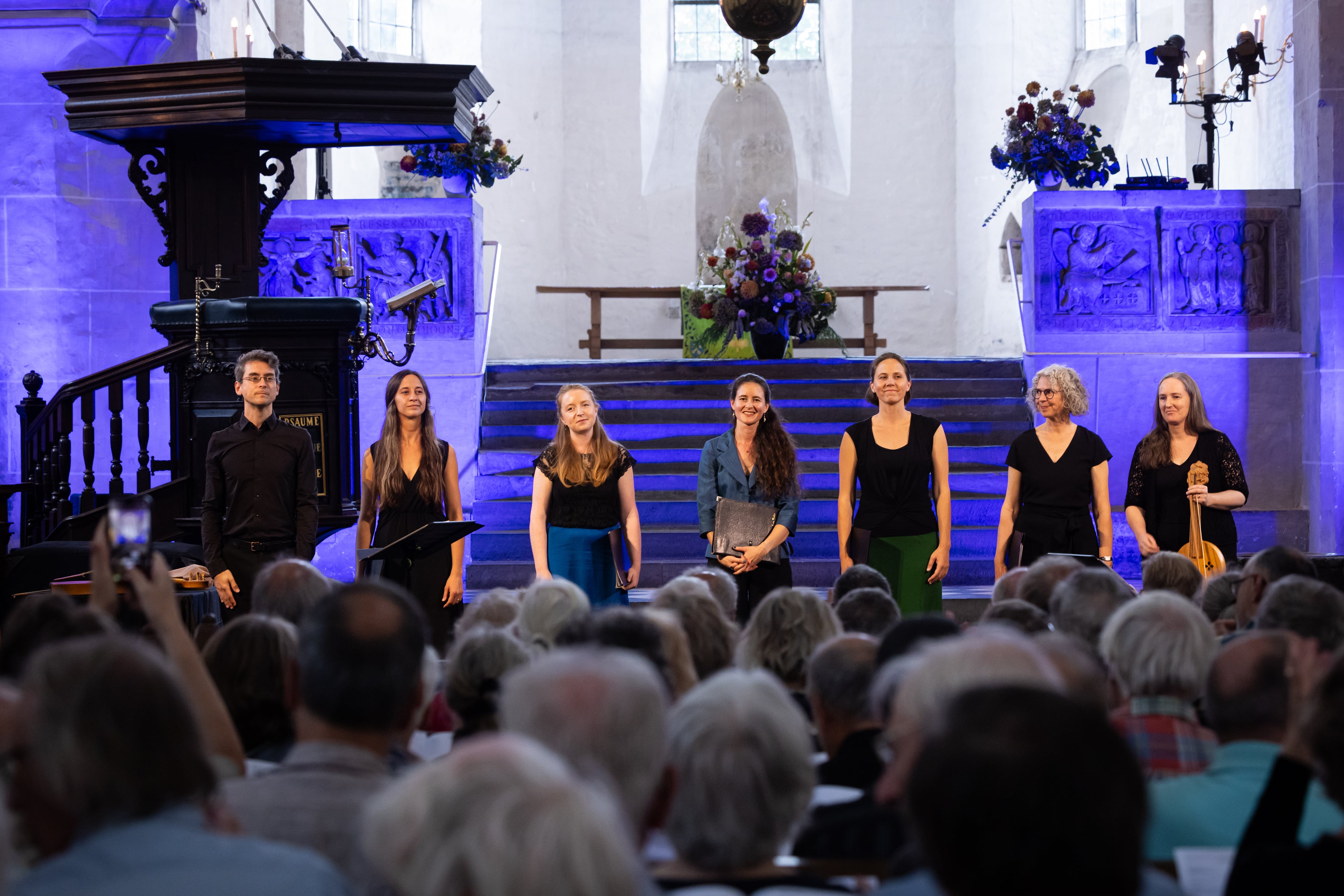 Los integrantes del grupo Per-Sonat saludan al final de su concierto en la Pieterskerk.