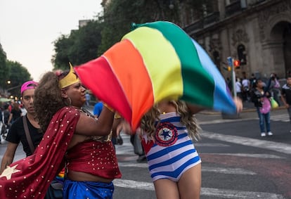 La bandera arcoiris ondeando durante la marcha