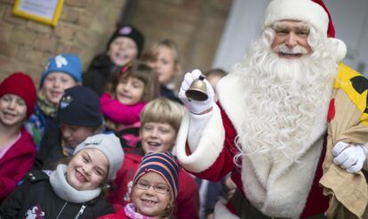 Papá Noel posa junto a unos niños en Himmelpfort (Alemania), el 10 de noviembre de 2015.