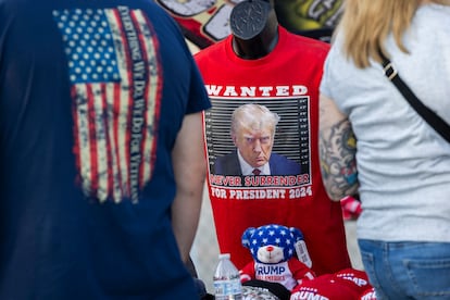 Reportaje sobre Arizona, estado clave en las elecciones estadounidenses de noviembre. En la imagen, asistentes saliendo de un mitin del candidato republicano a la vicepresidencia, J.D. Vance, cerca de Phoenix, Arizona, el 24 de octubre. 