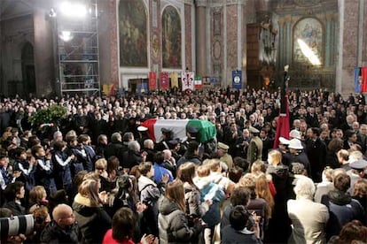 Unos soldados transportan el ataud cubierto con la bandera italiana del agente secreto asesinado en Irak Nicola Calipari durante su funeral de Estado celebrado en Roma. El Gobierno de Silvio Berlusconi se vio obligado a pagar un rescate de al menos seis millones de euros para logar la liberación de Giuliana Sgrena. Estados Unidos se había opuesto al pago de dicho rescate porque considera que fomenta nuevos secuestros.