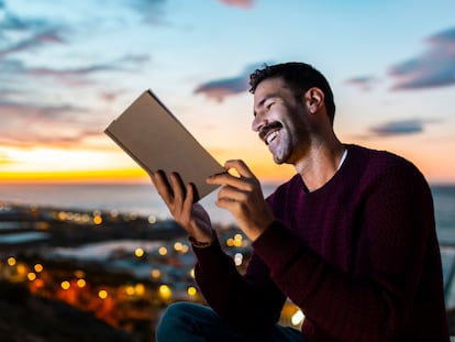 Comprar una luz de libro es una buena manera de evitar la fatiga ocular