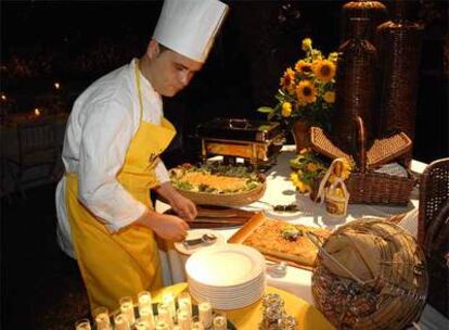 Uno de los cocineros del <i>catering</i> de Medems, en plena faena.